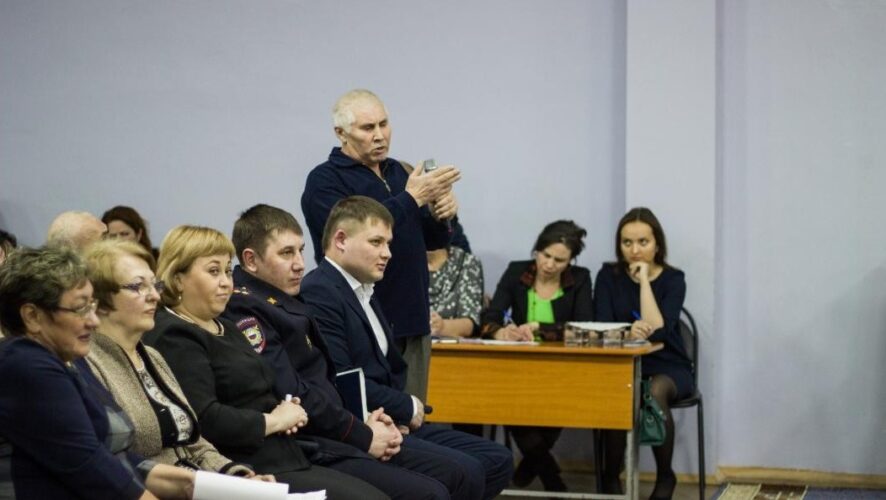 Челнинцы пожаловались мэру на работу депутата Госсовета Рафаэля Юнусова.