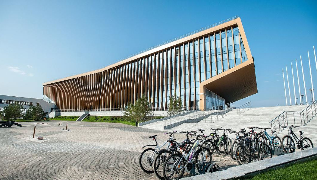 Система предоставляет доступ к фиджитал-материалам и позволяет проводить очное