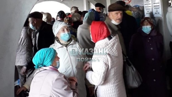 Десятки пациентов ждут приема врача в глазной больнице на улице Бутлерова.
