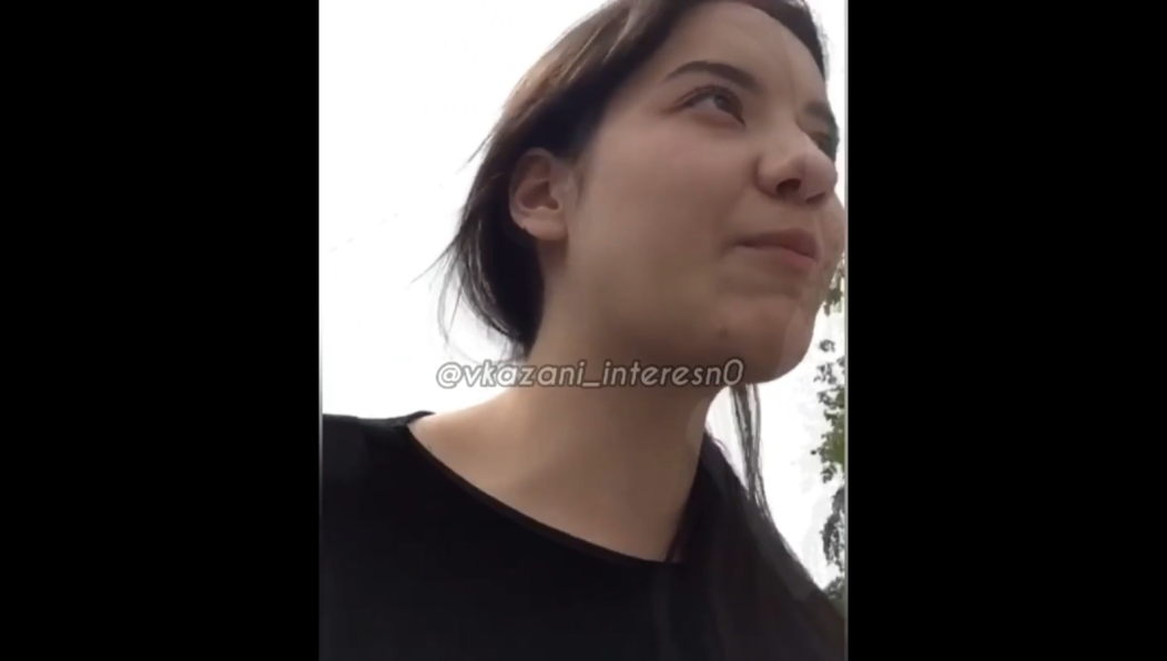 Девушки сняли инцидент на мобильный телефон.