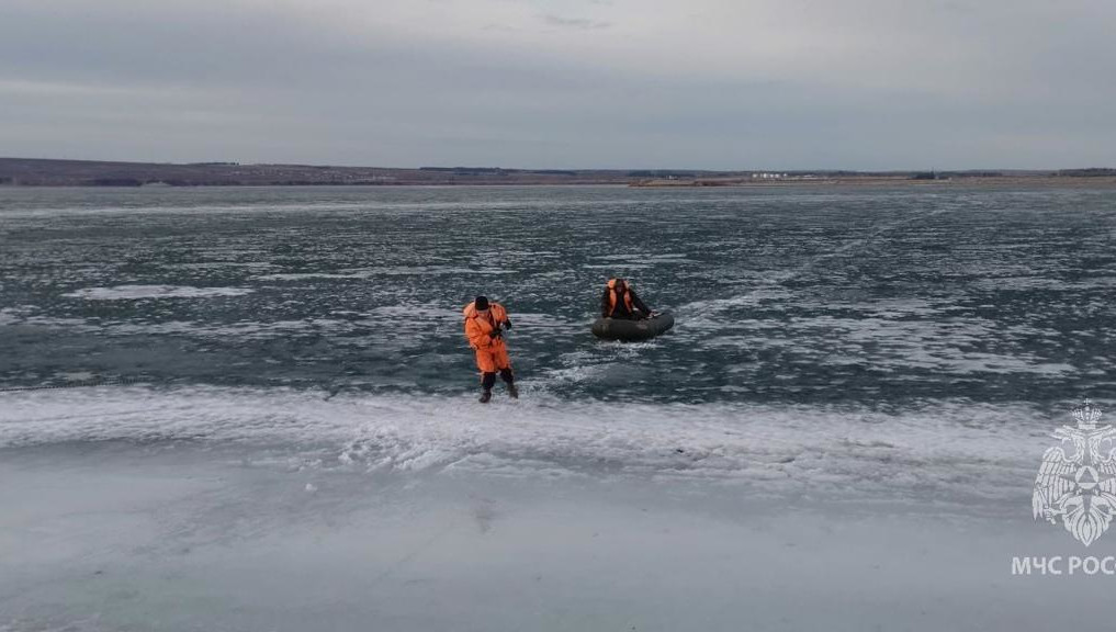 Мужчина находился в 200-300 метров от берега.