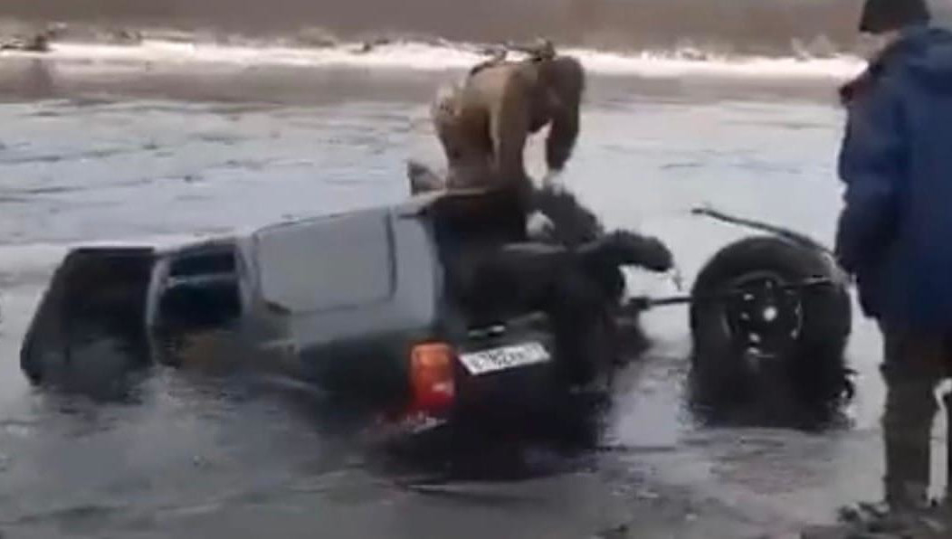 Мужчины не стали переправляться по мосту.