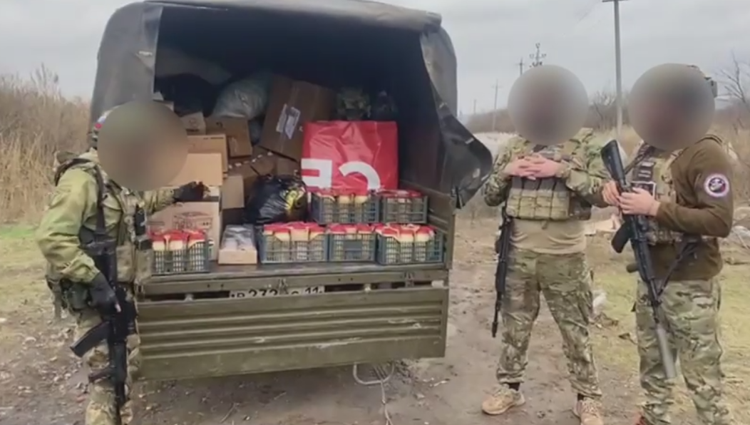 Александр Коновалов передал бойцам 90 банок сладости.