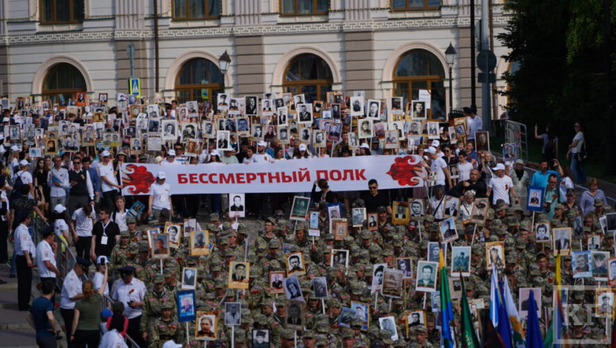 Вместе с тысячами горожан на улицу вышел президент Татарстана Рустам Минниханов.