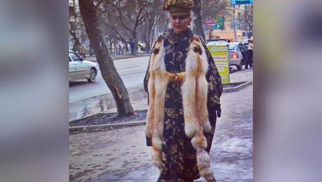 Жители не смогли пройти мимо причудливой дамы и сделали несколько фото.