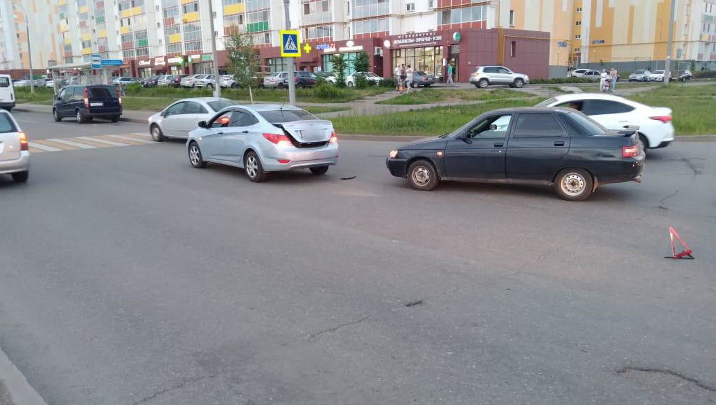 Водитель отечественного авто не выбрал безопасную дистанцию и протаранил иномарку.