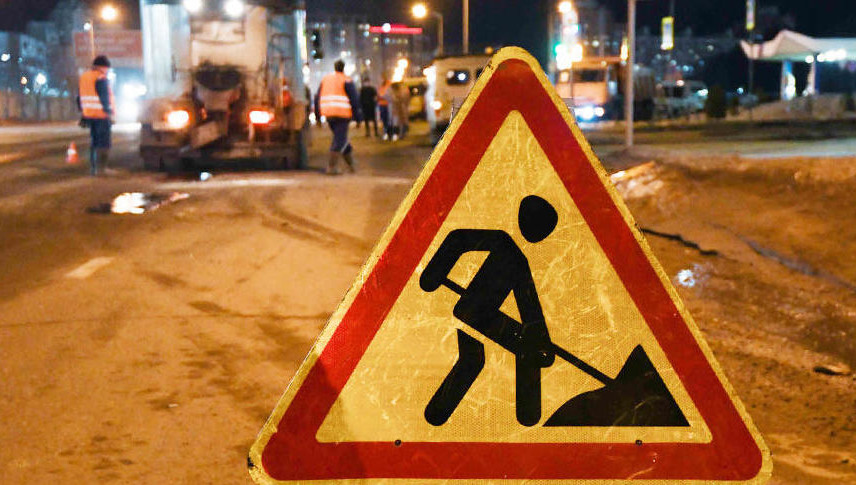 На этом месте проводятся работы по устройству приямков под бурение для строительства канализации.