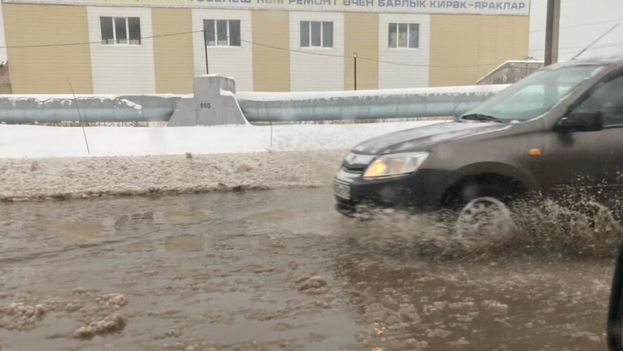 Машинам приходится &laquo;переплывать&raquo; участок.