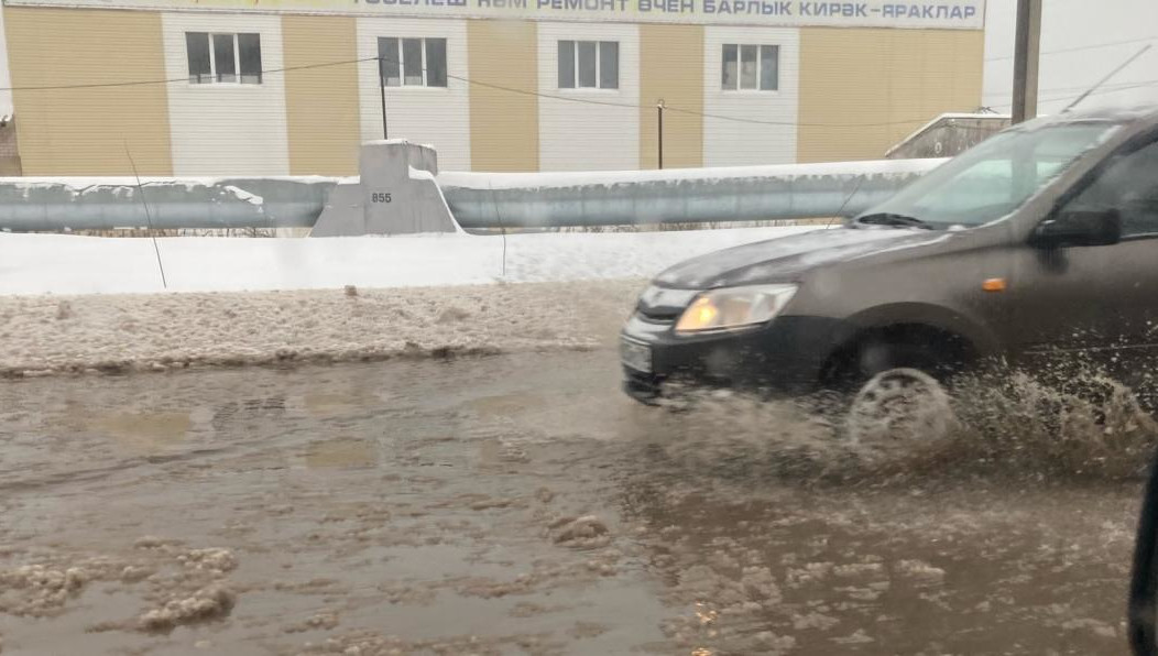 Машинам приходится «переплывать» участок.