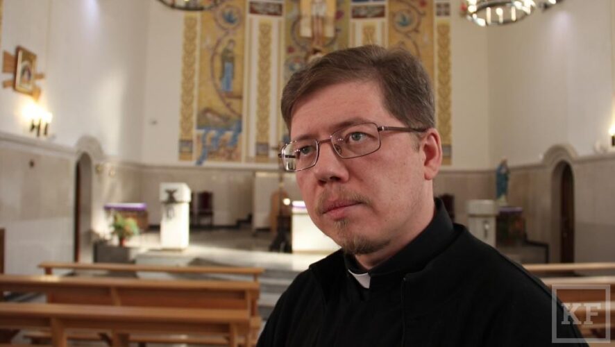 Отец Андрей Старцев рассказал о традициях католической Пасхи и призвал верующих идти на выборы президента России.