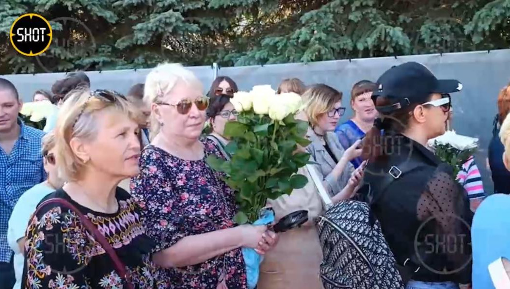 В ожидании траурной церемонии десятки поклонников хором поют песни любимого артиста.