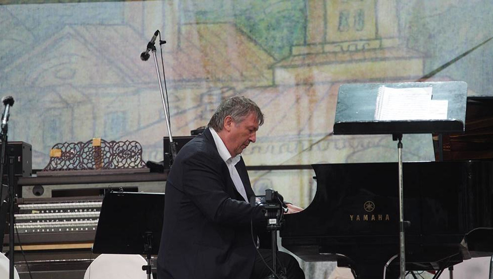 Перед зрителями выступили порядка 200 музыкантов.