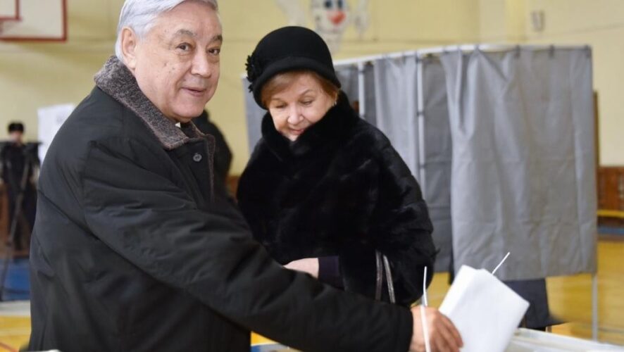 Председатель Госсовета РТ Фарид Мухаметшин с супругой проголосовали на избирательном участке №43 на базе лицея №116 Вахитовского района Казани