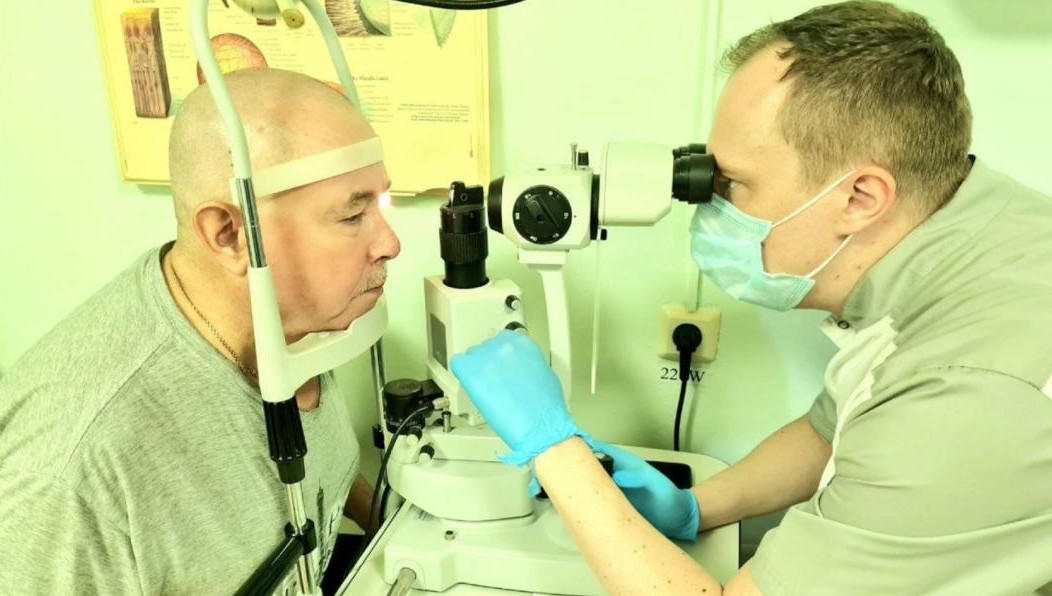 Осложнения пошли на глаза.