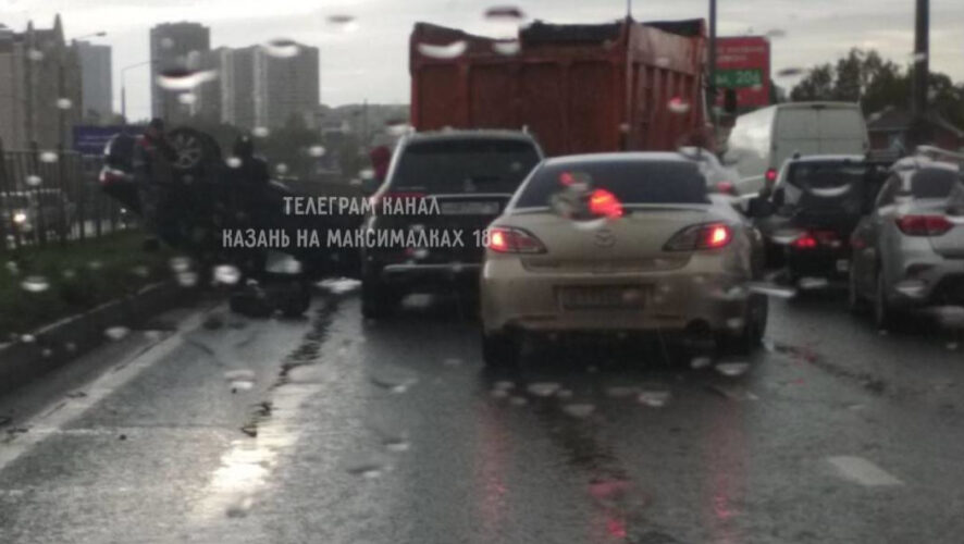 Машина столкнулась с грузовиком.