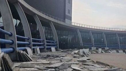 Вокруг здания поставили забор.