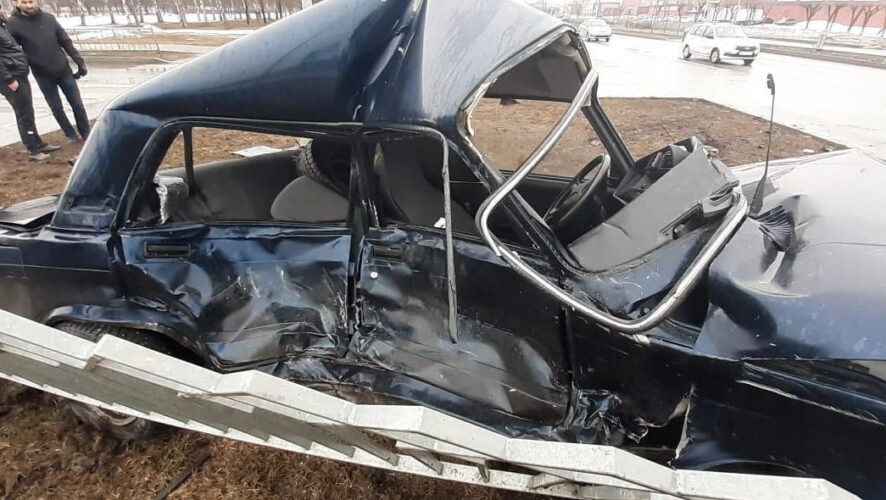 С подозрением на серьезные травмы головы водителя отечественного авто доставили в медучреждение.