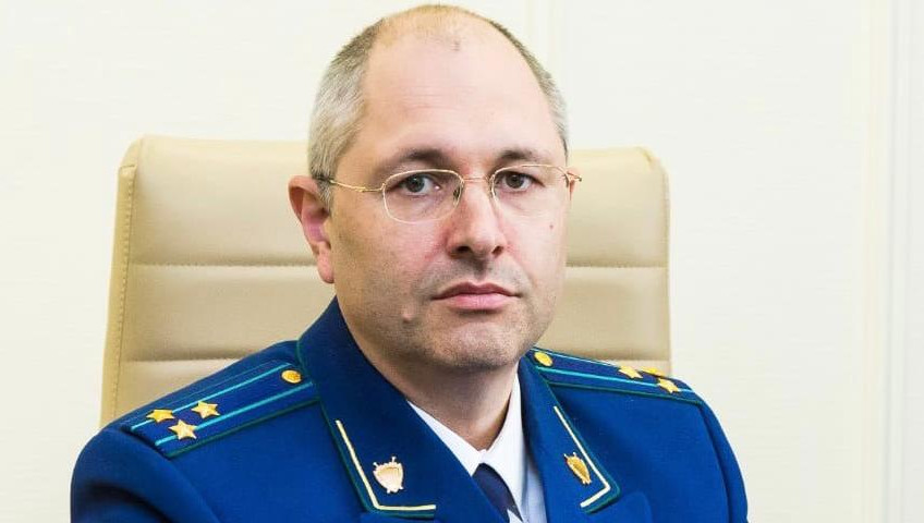 В 2019 году гособвинитель получил&nbsp;нагрудной знак &laquo;За безупречную службу&raquo;.
