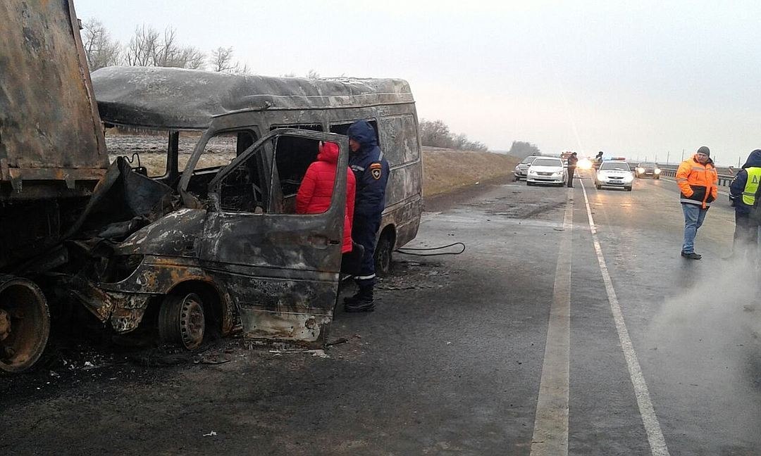 В ДТП с участием микроавтобуса и «Камаза» на федеральной трассе погибли 6 человек