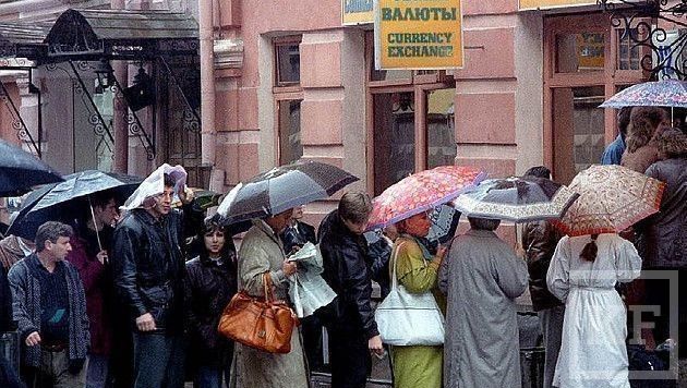 Падение рубля привлекло население к валютным спекуляциям: брокеры едва успевают открывать счета