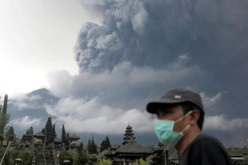 Несколько авиакомпаний отменили полеты на индонезийский курортный остров Бали из-за извержения вулкана Агунг