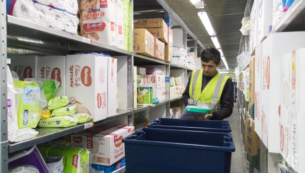 Министр экономики Татарстана Мидхат Шагиахметов вместе с журналистом KazanFirst посетили распределительные центры маркетплейсов KazanExpress