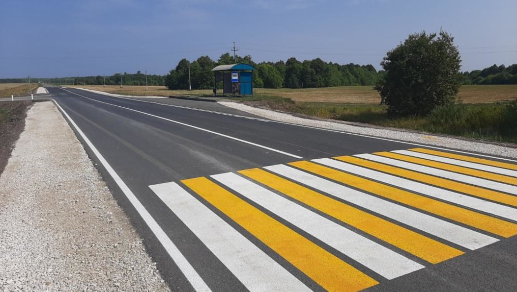 Около дороги теперь есть новые сигнальные столбы и знаки.