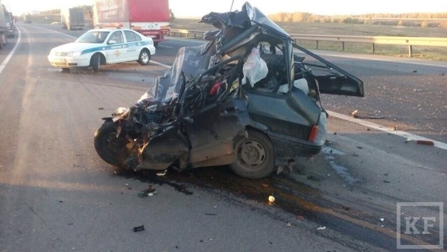 Молодая пара и пожилая женщина из Татарстана погибли сегодня  в автокатастрофе на 820 км трассы М7. Фотографии с места трагедии появились в соцсети