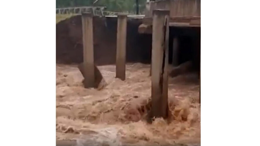 Сход произошел из-за обильных дождей.