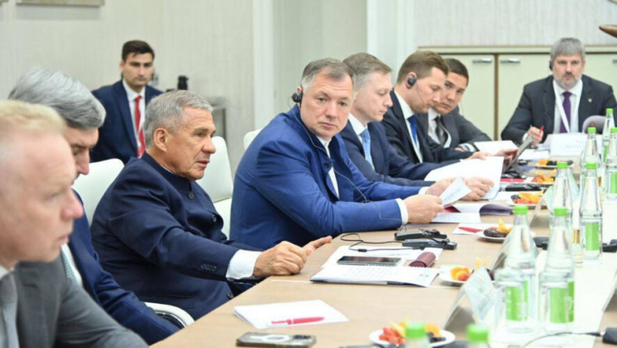 Раис Татарстана встретился с госминистром внешней торговли ОАЭ.