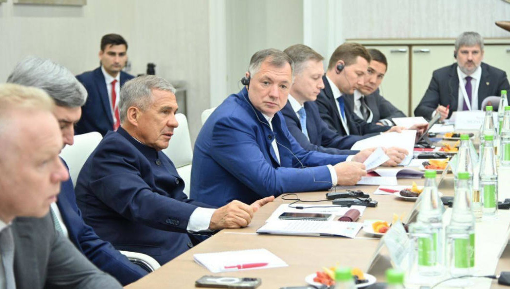 Раис Татарстана встретился с госминистром внешней торговли ОАЭ.