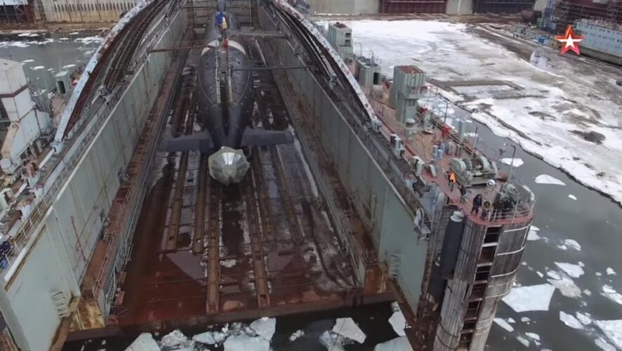 Видеосюжет о производстве нового атомного подводного крейсера «Казань» четвертого поколения проекта «Ясень-М» опубликовал телеканал «Звезда» в программе «Военная приемка».