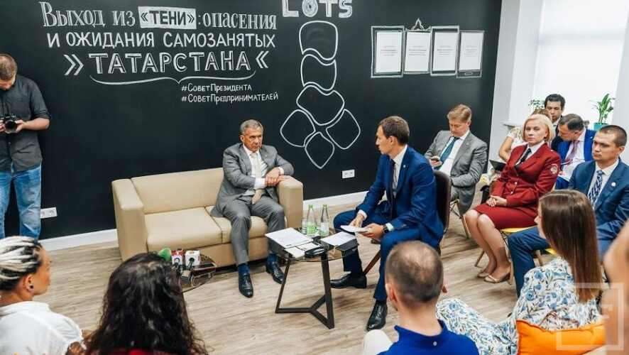 Рустам Минниханов поручил провести встречу самозанятых с представителями банков