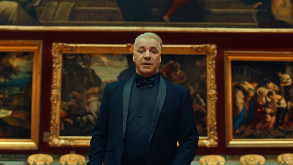 Песню Линдеманн спел на русском языке.