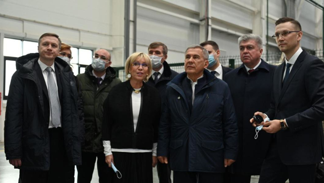 Также президент Татарстана ознакомился с работой конвейера по производству телевизоров.