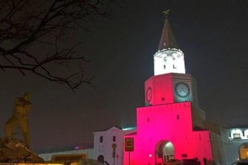 Спасская башня Казанского кремля озарилась красными огнями для всемирного проекта «Светящиеся башни»