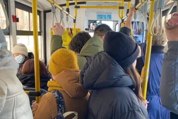 Жители Деревни Универсиады каждое утро добираются до университета в переполненных автобусах.
