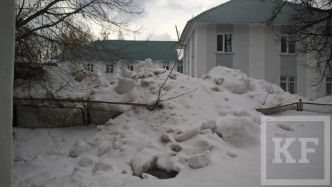 13/21 в Лениногорске частично сломалась под тяжестью снега