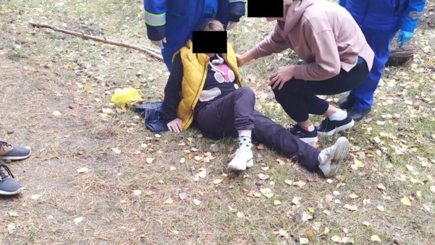 Из-за травмы ноги сама она выбраться не смогла.