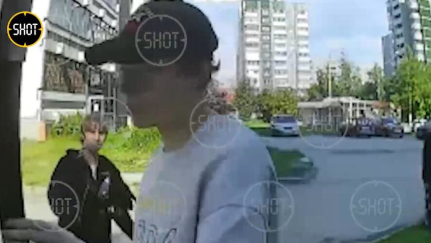 Всё случилось прямо у подъезда дома.