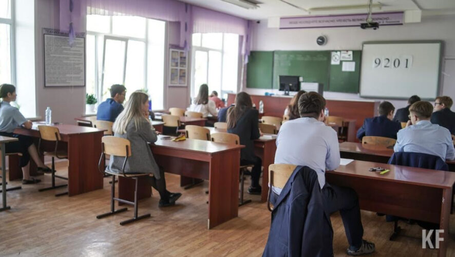 Министр образования и науки Татарстана Рафис Бурганов сдал пробный ЕГЭ по географии.
