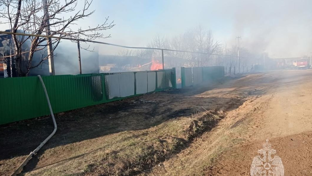 Огонь распространился на соседние дома через маленькие противопожарные щели.