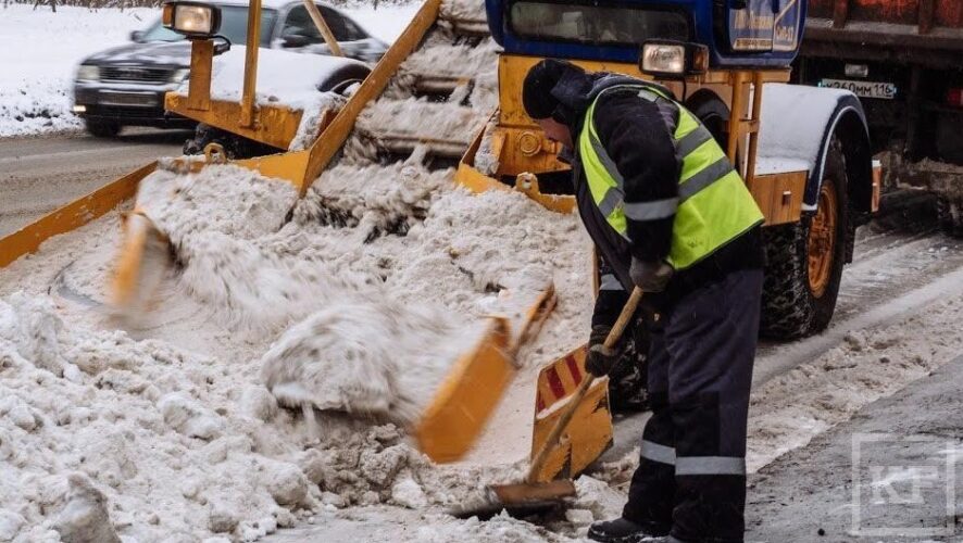 Более 600 кубометров снега вывезли накануне с улиц и дорог Альметьевска. Об этом сообщил главный инженер муниципального предприятия «ГУАД» Рафис Нуришанов.
