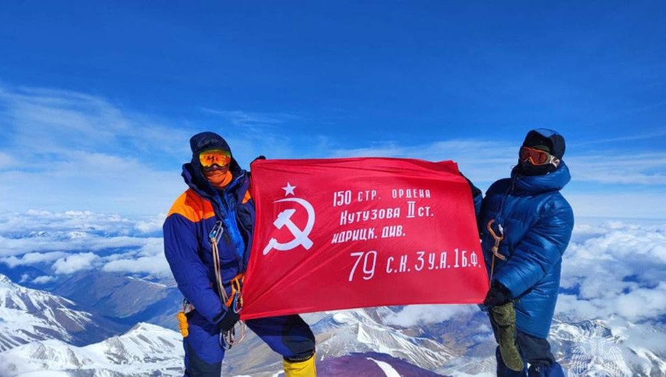 Миссию выполнили спасатели Эльбрусского высокогорного поисково-спасательного отряда МЧС России и альпинисты из ЛНР и ДНР.
