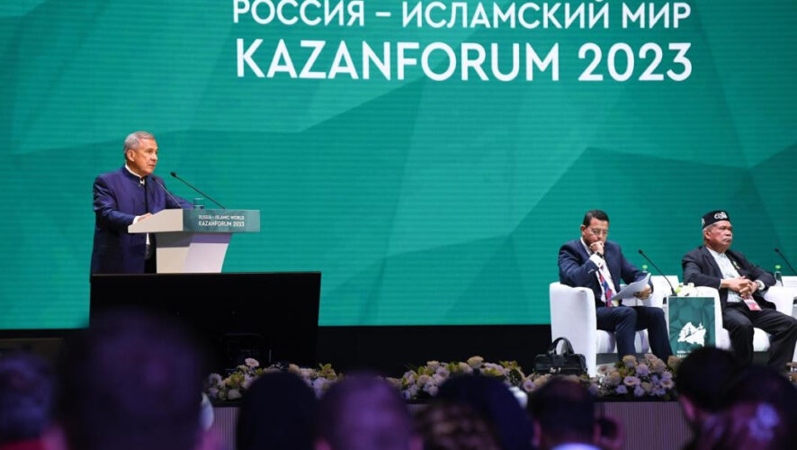 Раис республики принял участие в пленарном заседании «Россия - Исламский мир: KazanForum 2023»: Экономическое партнерство в современных реалиях».