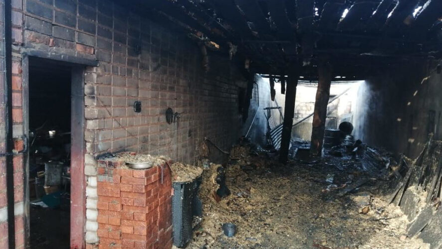 Пожарным удалось отстоять находящийся рядом жилой дом по улице Захарова.