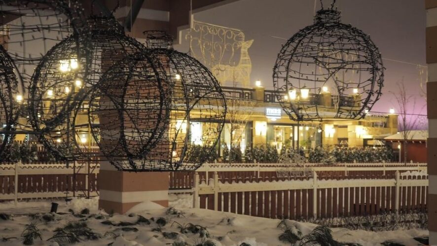 Елки и ледовые городки в столице Татарстана традиционно начинают собирать в начале декабря. Уже сейчас казанцы и гости столицы