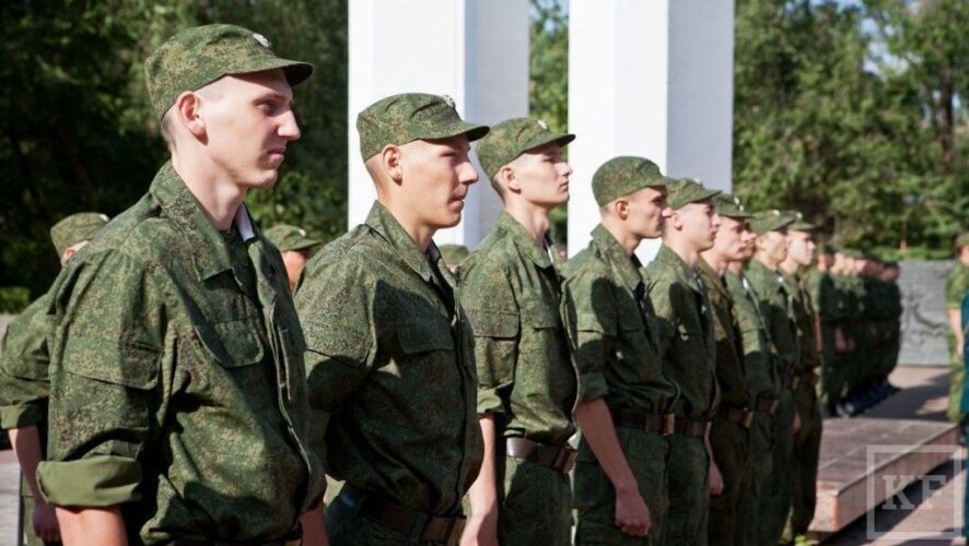 Российские граждане получат право выбора — проходить год военной службы по призыву или два года по контракту