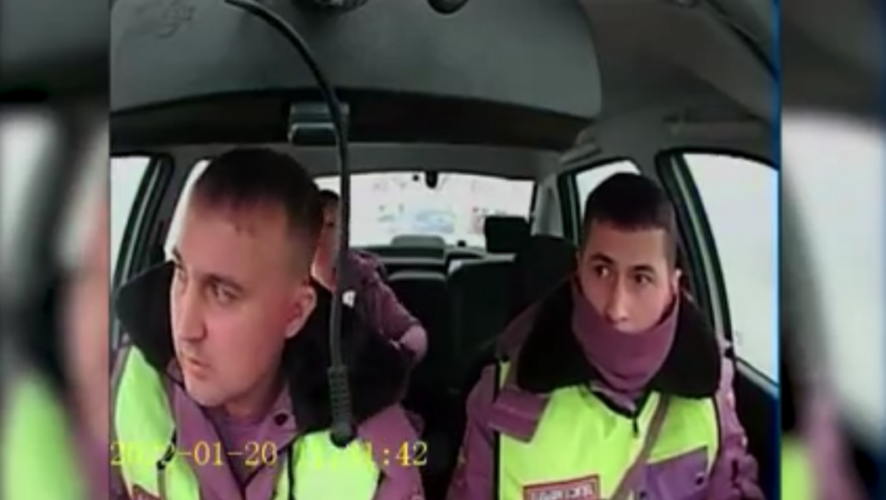 Девочку вовремя доставили до больницы в сопровождении полицейских.