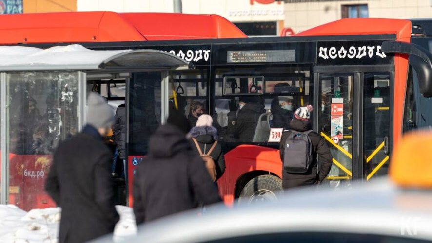 Его останавливали из-за сильной метели и ветра.